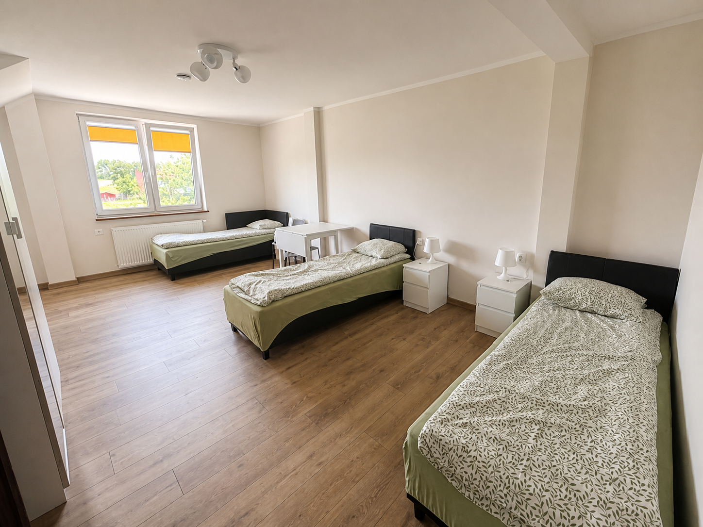 Jasny, przestronny pokój z trzema łóżkami w Hotelu SEN