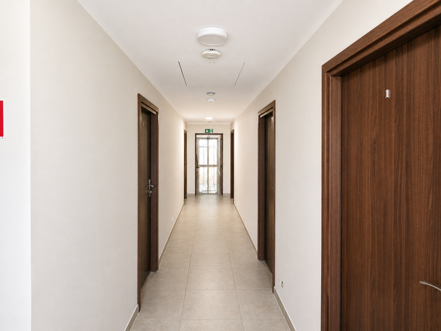 Jasny korytarz prowadzący do pokoi Hotelu SEN