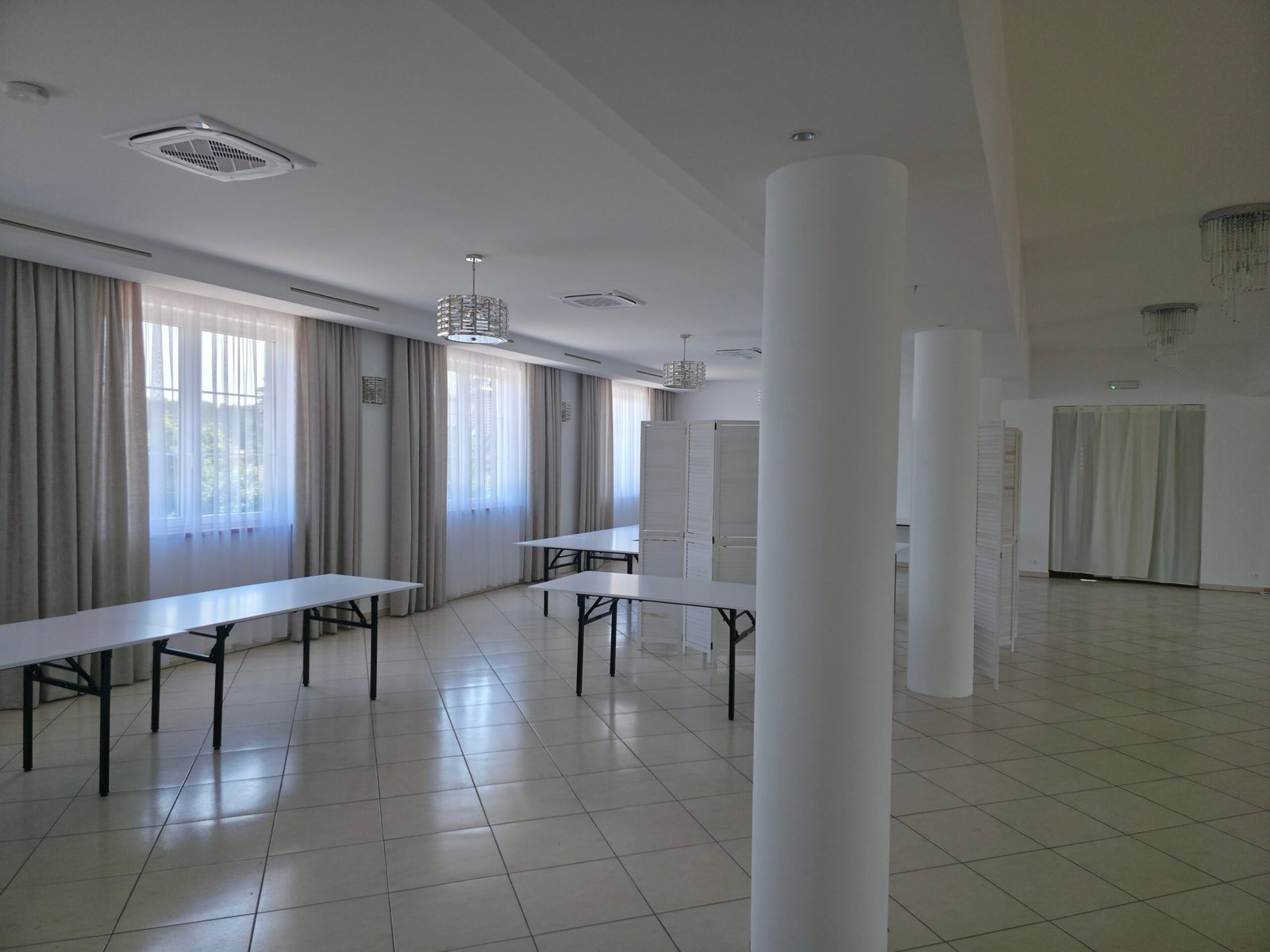 Sala Hotelu SEN z widokiem na okna i oświetlenie