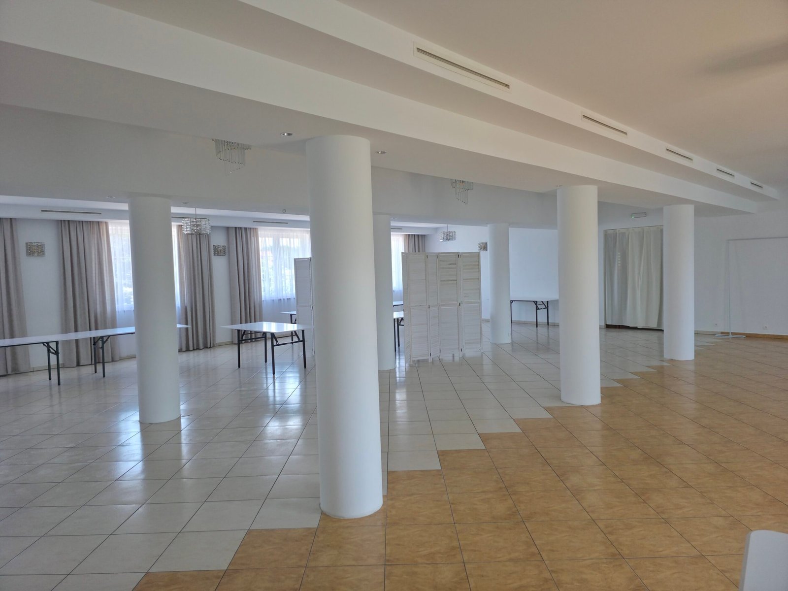 Szeroki widok wnętrza sali Hotelu SEN