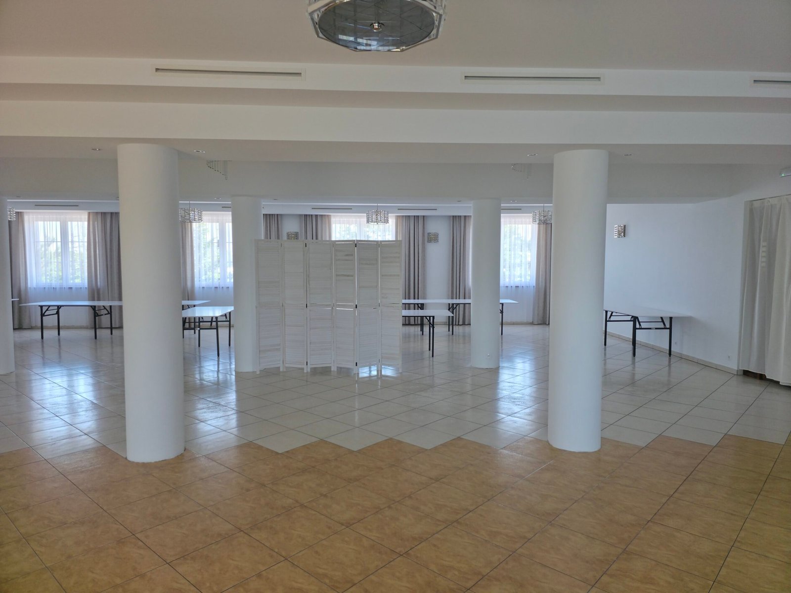 Panoramiczny widok sali Hotelu SEN