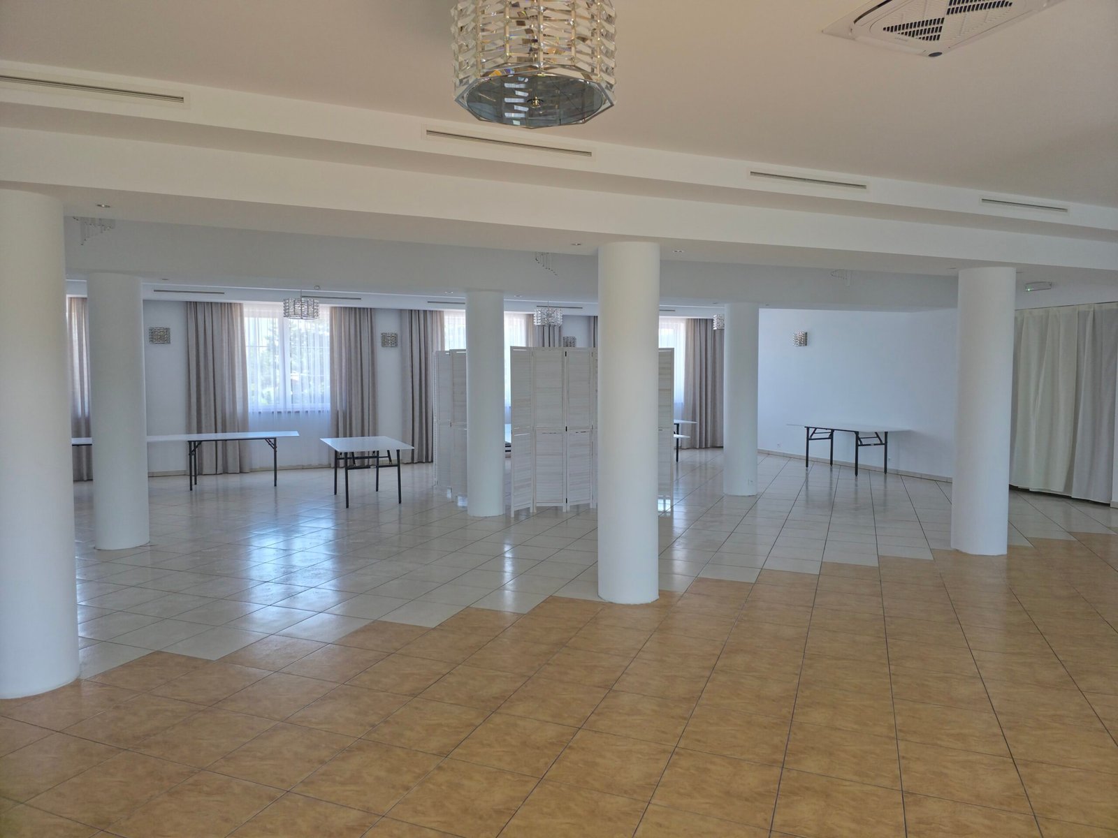 Jasna i przestronna sala Hotelu SEN